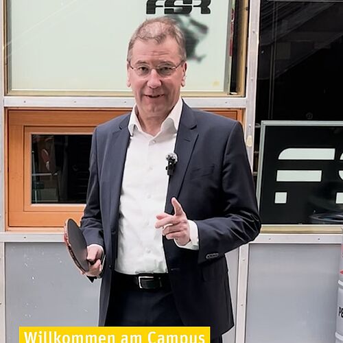 📍🎓 Unser Präsident Josef von Helden führt euch in diesem Teil unserer Campus-Reihe durch den Campus Expo Plaza! 🚀🏫✨
 
👉...